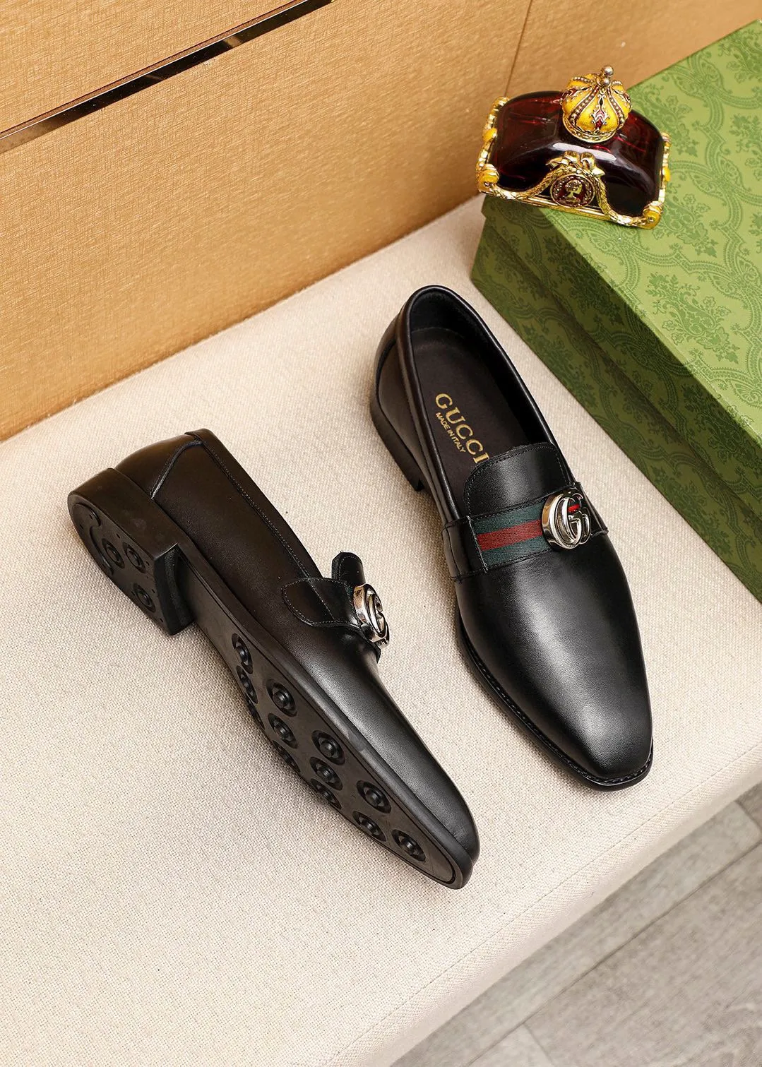 Men's shoes 💰460 💐 Product trademark: GUCCI "Gucci" casual leather shoes Regular size: 39-45 (38.45🉑️customized) Product materials: Selected imported first-layer calfskin upper + luxury hardware buckle, imported cowhide leather lining. Strong three-dimensional visual effect, rubber outsole Color: 1⃣️color optional